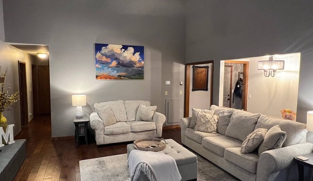 4 BR, 3 full, bath. Lots of Room in Quiet Neighborhood cul-de-sac!