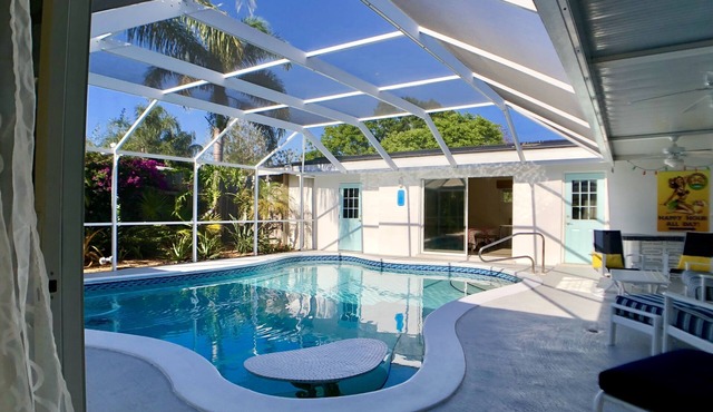4 BR/3BA Poolhouse is 4 miles from the famous Siesta Key Beach