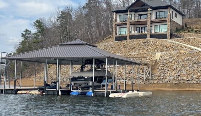 4 BR 4 BA house in Crane Hill on the lake with a 2 mile water view, calm water