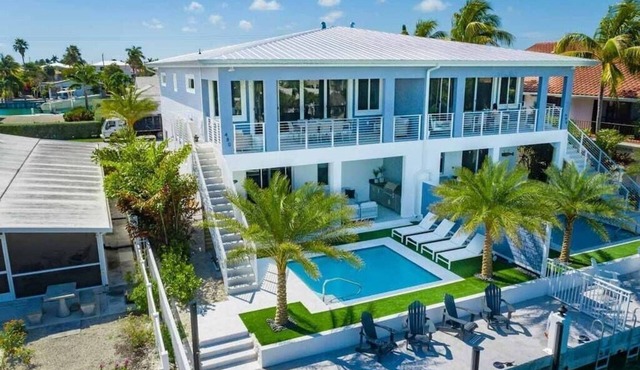 4 BR 4 BA, Private Pool, Paddleboards, Bikes, Lots of Great Amenities!