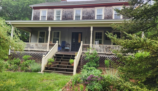 4-BR Antique Farmhouse in Cataumet near Shining Sea Bikeway, walk to beach