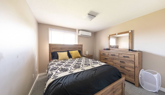 4 BR Executive Town home, Indoor Pool, close to shopping, restaurants, and parks
