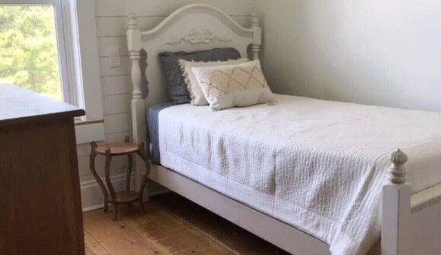 4 BR Family Farmhouse - Queen Beds - Pet Friendly
