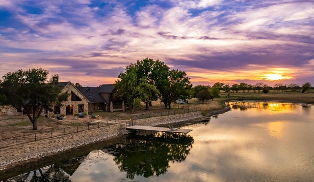 4 BR Farmhouse with Private Lake