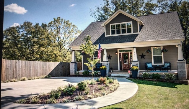 4 Br - great deck/hot tub - 3 miles to Broadway !