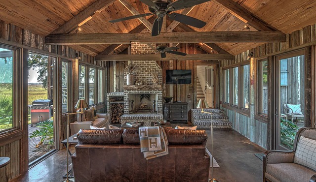 4-BR Hatcher House w/docks, pool, & private firepit on Emma's Driftwood Farm