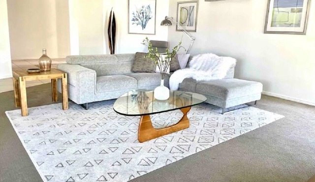 4 BR Home in Runaway Bay Close to Sports Complex