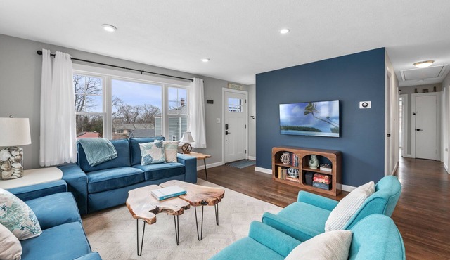 4 BR Home l Walk to Beaches & Downtown l Reserved Parking & Beach Gear included