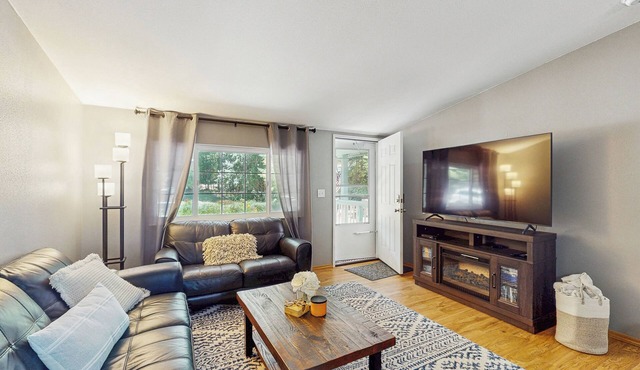 4 BR Home w/BackYard & Steps from the Lake