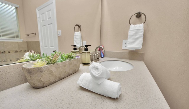 4 BR House Home Away Haven Near Katy Mills