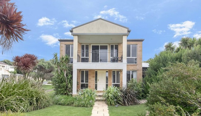 4 BR house near beach sleeps 9