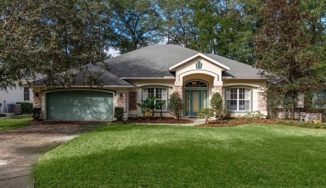 4 BR House w/heat-pump pool!