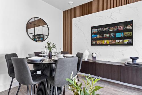 4-BR I Extended Stays I Driveway Parking Available