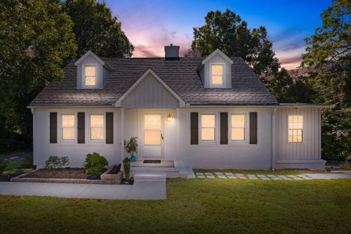4 BR - King beds - perfect for HPU, Furniture Market, Greensboro, Winston