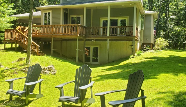4 BR, Lake Access on 2 acres, private setting, Dogs Welcome!