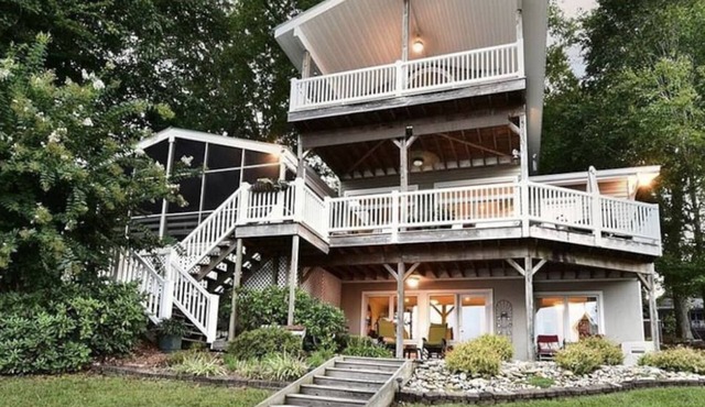 4-BR Lakefront Home with Amazing Views