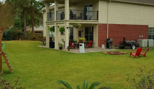 4 BR Large Home 15 min from Downtown