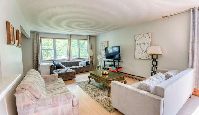 4-BR Luxurious Lake-house.