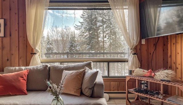 4 Br Luxury St-Sauveur Chalet & Pool, Swim Spa, fireplace, close to Ski resort