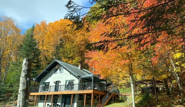 4 Br Luxury St-Sauveur Chalet & Pool, Swim Spa, fireplace, close to Ski resort