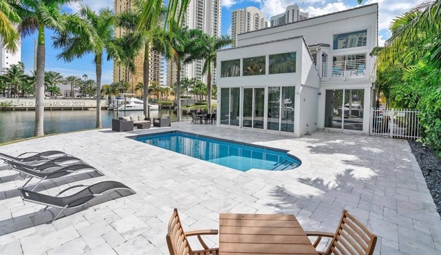 4 BR Modern Villa on the water!