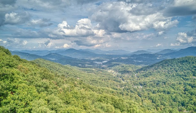 4 BR Mountain cabin with beautiful long range views in quiet gated community