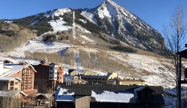 4 BR Mountain Side Condo with Heated Pool and Hot Tub! Sleeps 9