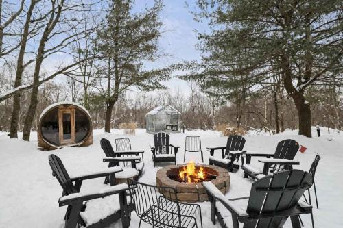 4 Br Mtn Cabin Sauna Hot Tub Fire Pit Putt Putt