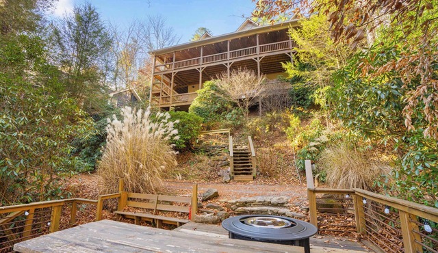 4 BR on Toccoa River, Hot Tub, Fish/Tube from deck! Firepit, Pool Table, Dogs ok