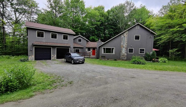 4+BR pet-friendly w/hot tub & Stratton parking pass!