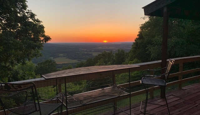 4-br Private Home with Incredible Bluff Views