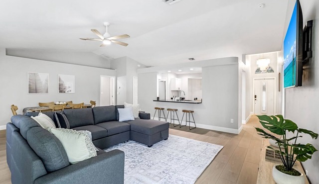 4 BR private Naples home with heated pool/spa, 10 minutes to the beach