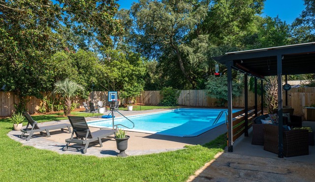 4 BR, Private Pool/Hot Tub, Pet Friendly, 5 mi to the Beach, Quiet Neighborhood!