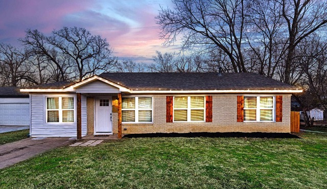 4 BR Renovated House w/Foosball & Backyard