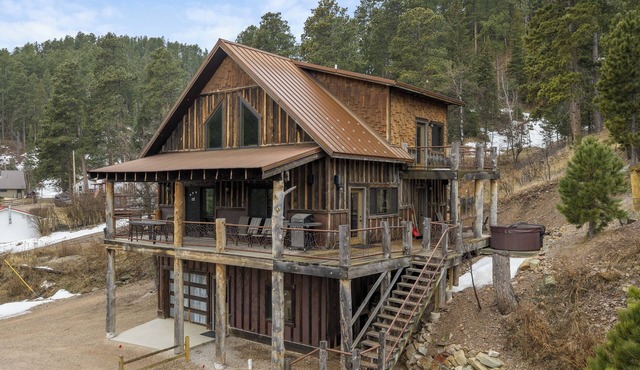 4 BR Rustic home with Log Accents and fire pit on very convenient location