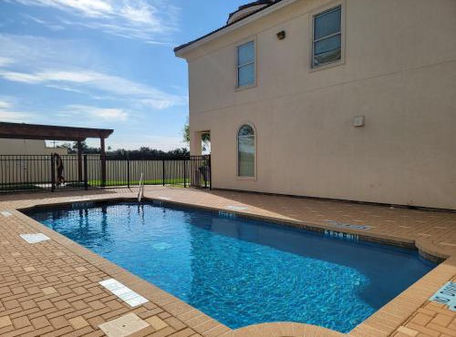 4 BR Smart Luxe Condo, Gated Community, Pool View, Mins to Costco & Top Golf