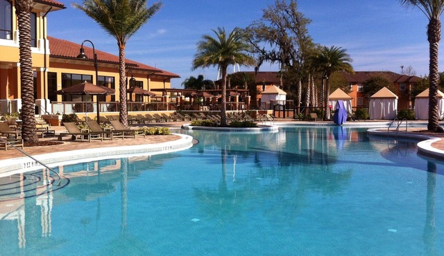 4 BR unit with 2 King Size Ensuite BR , 3 Mi to Disney, 1 min to Pool, Free WiFi