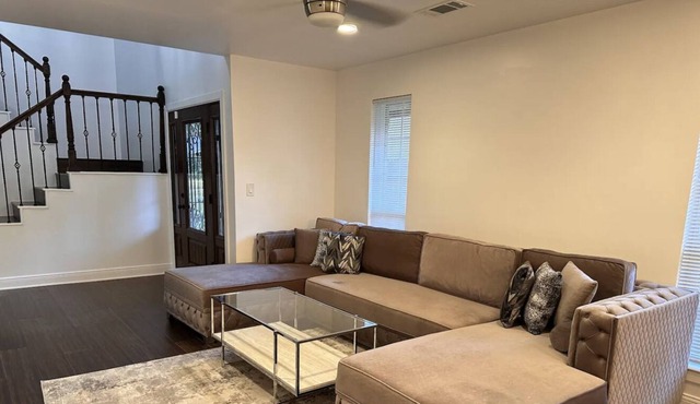 4 BR Villa ,Patio,Hottub,2 backyard near highway close to Med center