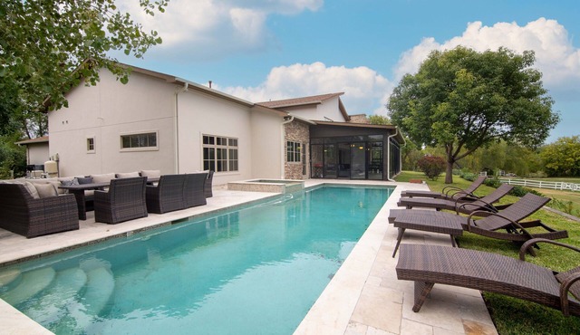 4 BR Villa w/Heated Pool & Spa , Sauna,Turkish Hammam BBQ and Huge Backyard