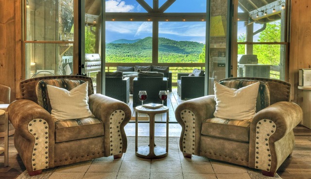 4 BR w Views, Private trails, hot tub, 3 king beds, EV Charger