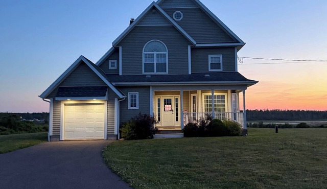 4 br Waterfront Home on 2 acres. Unforgettable Sunsets, Close to Brackley Beach