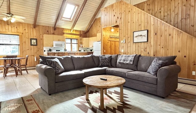 4 BR Wooded Getaway on Long Pond! [Woodsy Pines]