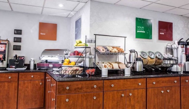 4 Bright and Comfortable Hotel Stay Near Neshaminy Mall w/Seasonal Pool