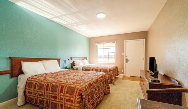 4 Bright and Easy Access Rooms w/Free Parking - Yoakum City Park - 3.7 mi away