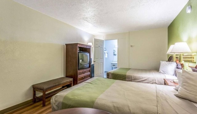 4 Budget Edgewood Rooms w/Grab-and-Go Breakfast & Nearby Dining Options