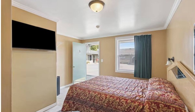 4 Budget-Friendly Rooms Within Walking Distance of Local Restaurants