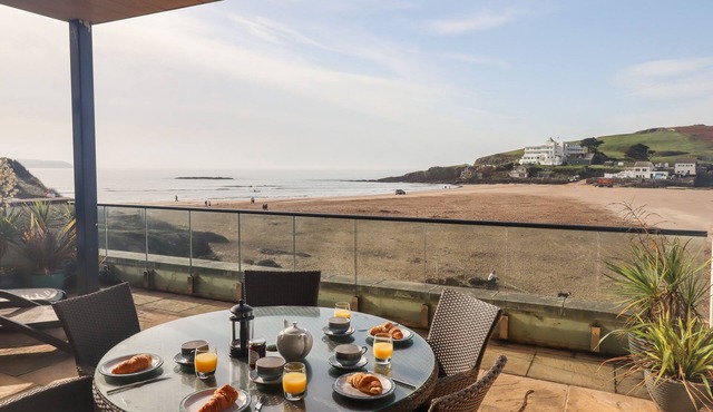 4 BURGH ISLAND CAUSEWAY, pet friendly, with pool in Bigbury