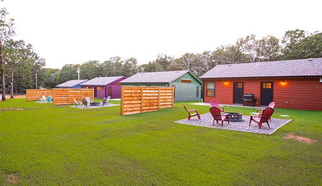 4 Cabin Retreat Sleeps 12 with Hot Tubs and Firepit
