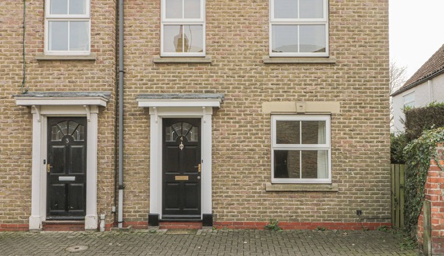 4 CASTLE MEWS, pet friendly, with a garden in South Cave