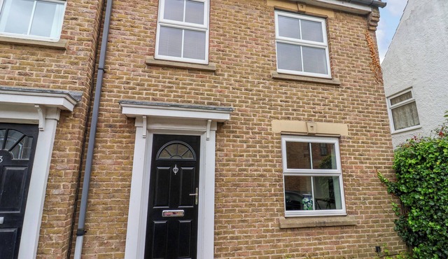 4 CASTLE MEWS, pet friendly, with a garden in South Cave
